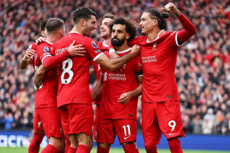 Liverpool đang tiến hành “thay máu” cả hàng tiền vệ lẫn hàng công 